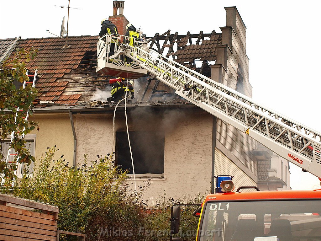 Feuer 3 Reihenhaus komplett ausgebrannt Koeln Poll Auf der Bitzen P403.JPG